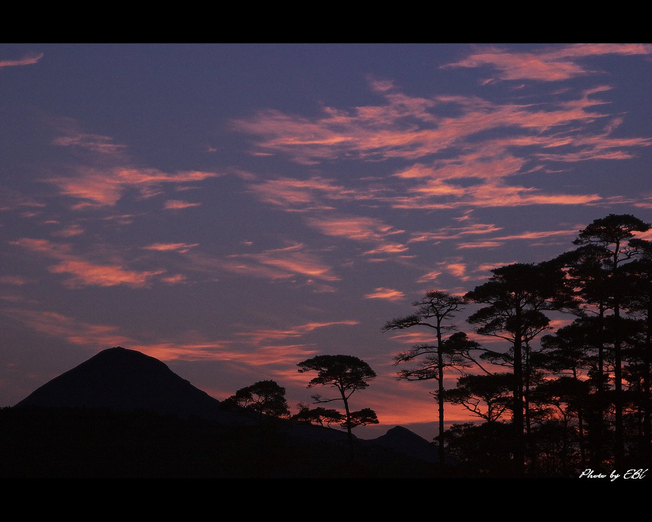 新湯温泉付近から撮影しました霧島の夜明けをモチーフしました 「高画質＋高解像度(1280×1024)」デスクトップ無料壁紙」