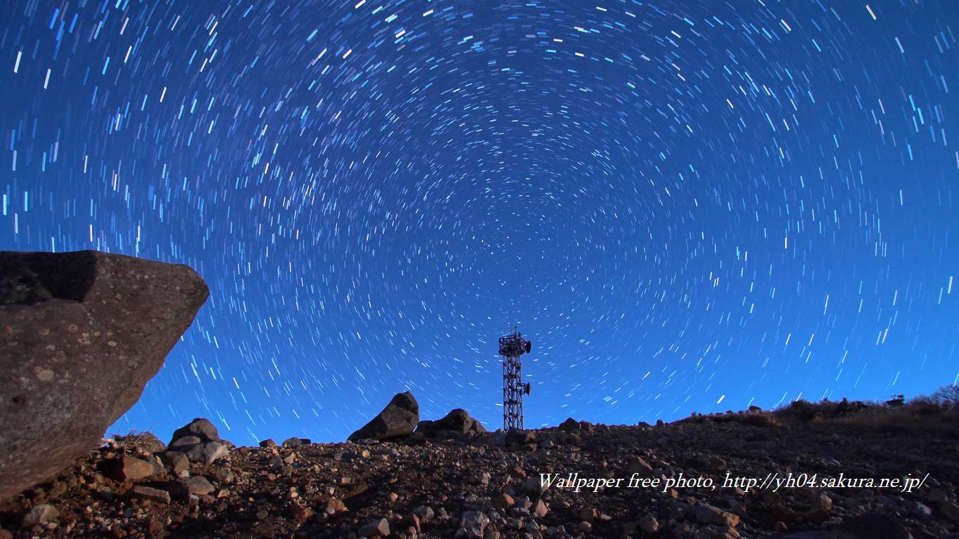 白鳥山の鉄塔と星の周回運動をモチーフしました 「高画質＋高解像度(1366×768)」デスクトップ無料壁紙」