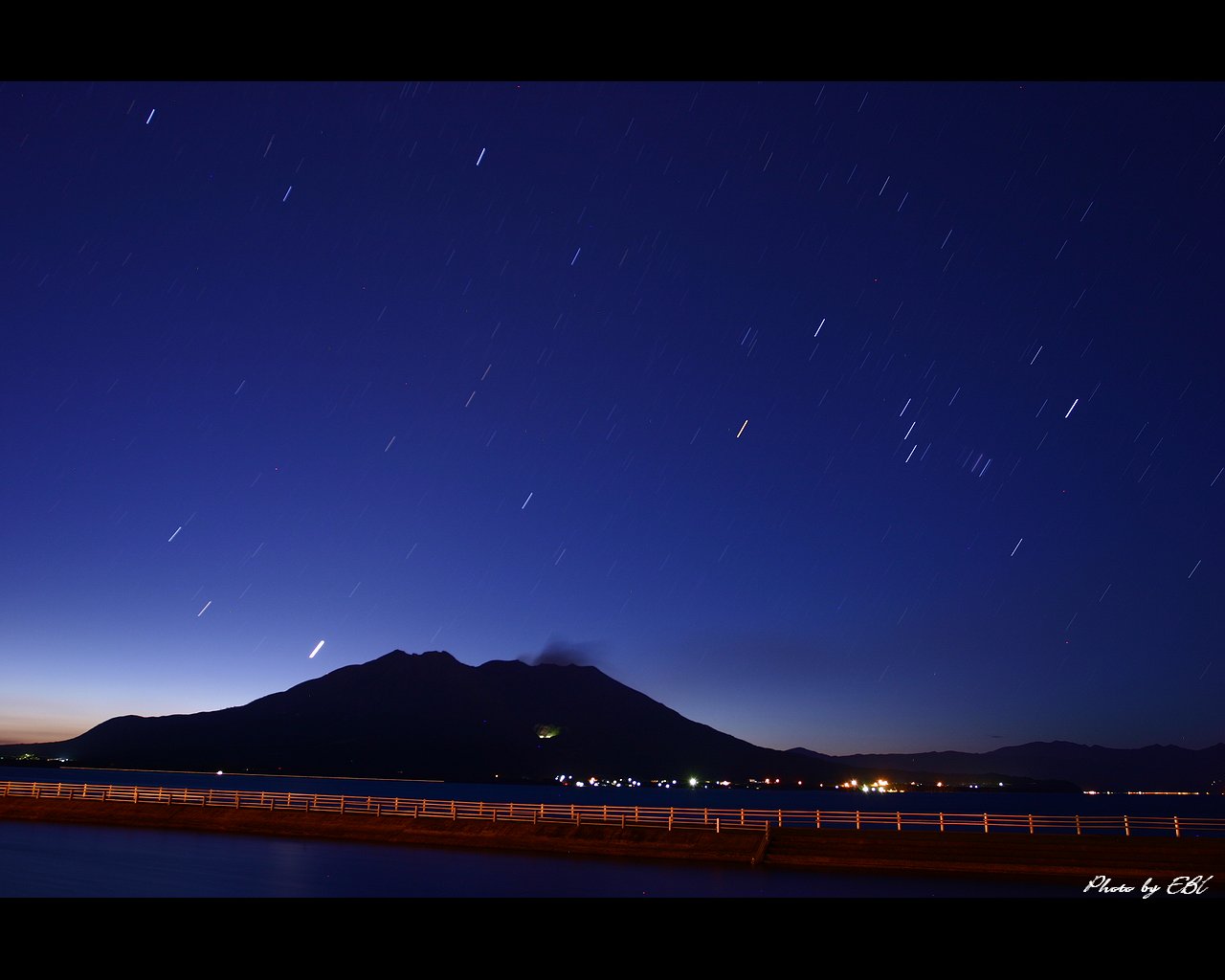 夜明けの桜島と昇るオリオンをモチーフしました 「高画質＋高解像度(1280×1024)」デスクトップ無料壁紙」