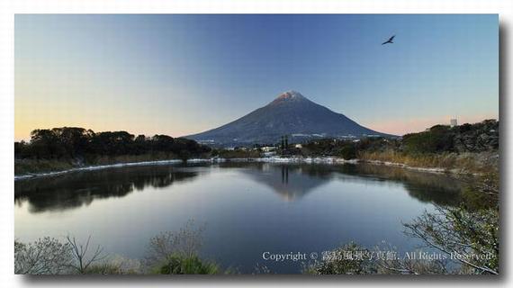 カレンダー付き壁紙【1920×1080】・鏡池と薩摩富士をモチーフにした