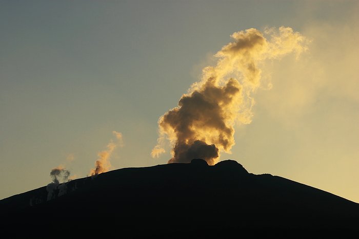 「新燃岳の噴煙」左クリックで次の写真へ