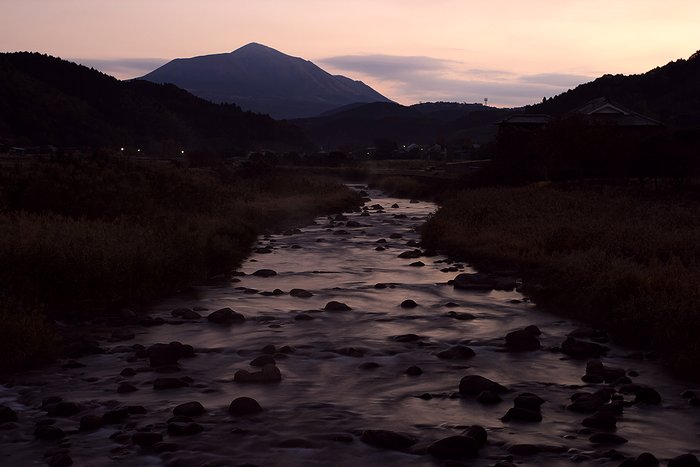 「霧島川と高千穂の峰」左クリックで次の写真へ