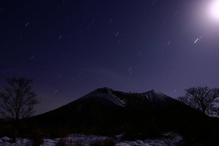 月明かりの高千穂の峰と星の光跡（夜間撮影）
