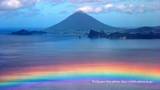 開聞岳（薩摩富士）と虹をモチーフしました 「高画質＋高解像度(1366×768)」デスクトップ無料壁紙」