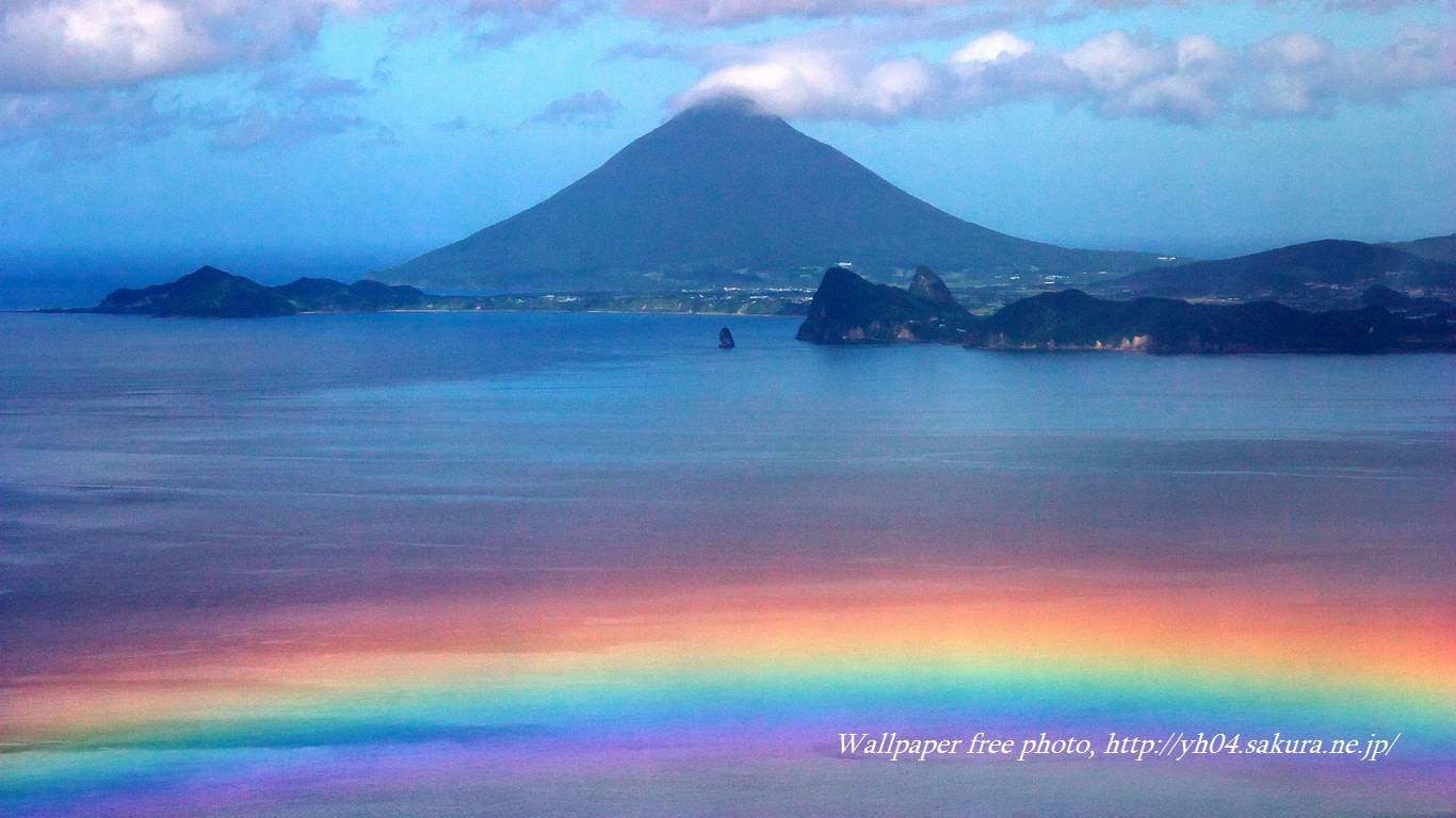 開聞岳(薩摩富士)と虹をモチーフしました 「高画質＋高解像度(1366×768)」デスクトップ無料壁紙」