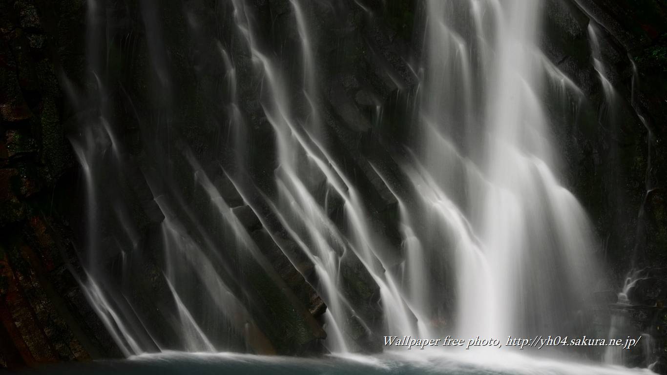 霧島温泉郷を流れる丸尾の滝をモチーフしました 「高画質＋高解像度(1366×768)」デスクトップ無料壁紙」