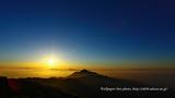 霧島連山と朝陽をモチーフしました 「高画質＋高解像度(1366×768)」デスクトップ無料壁紙」