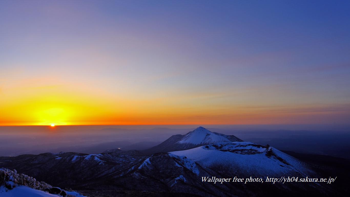 霧島連山と朝陽をモチーフしました 「高画質＋高解像度(1366×768)」デスクトップ無料壁紙」
